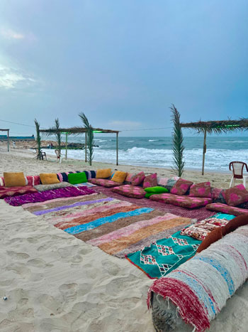 الجلسات-العربية-على-الشاطئ