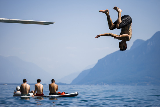 رجل يقفز إلى بحيرة جنيف