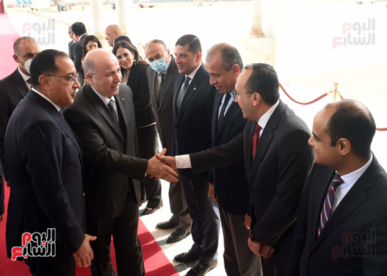 مراسم استقبال رسمية لرئيس الوزراء فور وصوله الجزائر لرئاسة اللجنة المشتركة (15)