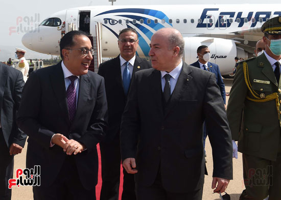مراسم استقبال رسمية لرئيس الوزراء فور وصوله الجزائر لرئاسة اللجنة المشتركة (10)