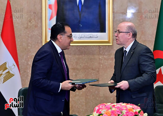 مصطفى مدبولى والوزير الأول الجزائرى يشهدان مراسم توقيع عدد من الوثائق (17)