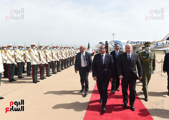 مراسم استقبال رسمية لرئيس الوزراء فور وصوله الجزائر لرئاسة اللجنة المشتركة (11)