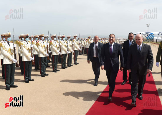 مراسم استقبال رسمية لرئيس الوزراء فور وصوله الجزائر لرئاسة اللجنة المشتركة (13)