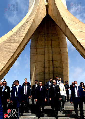 رئيس الوزراء يزور مقام الشهيد بالجزائر ويضع إكليلا من الزهور على النصب التذكاري