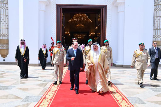 ملك البحرين يستقبل الرئيس السيسى (11)