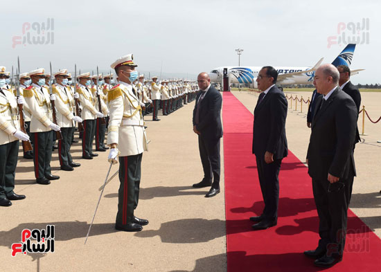 مراسم استقبال رسمية لرئيس الوزراء فور وصوله الجزائر لرئاسة اللجنة المشتركة (14)
