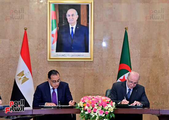 مصطفى مدبولى والوزير الأول الجزائرى يشهدان مراسم توقيع عدد من الوثائق (14)