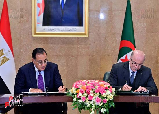مصطفى مدبولى والوزير الأول الجزائرى يشهدان مراسم توقيع عدد من الوثائق (13)