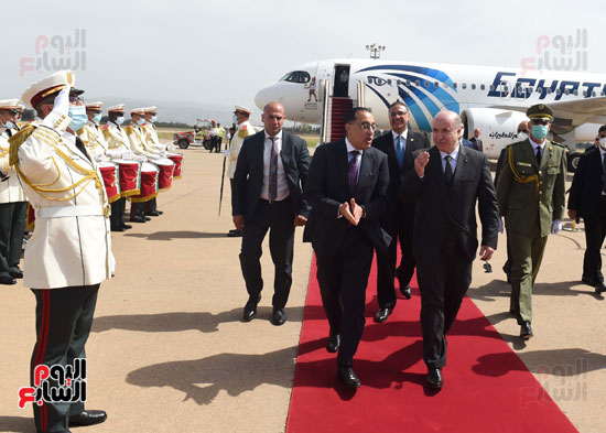 مراسم استقبال رسمية لرئيس الوزراء فور وصوله الجزائر لرئاسة اللجنة المشتركة (8)