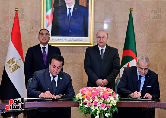 مصطفى مدبولى والوزير الأول الجزائرى يشهدان مراسم توقيع عدد من الوثائق (11)