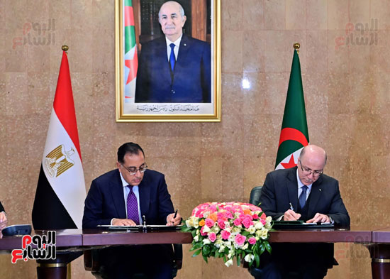 مصطفى مدبولى والوزير الأول الجزائرى يشهدان مراسم توقيع عدد من الوثائق (15)
