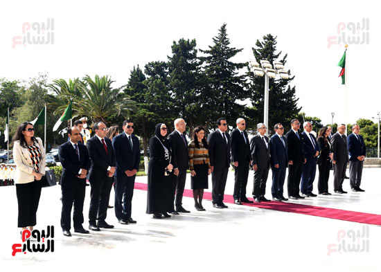 رئيس الوزراء يزور مقام الشهيد بالجزائر ويضع إكليلا من الزهور على النصب التذكاري (11)