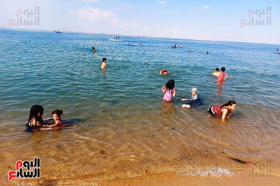الاطفال-يستمتعون-بالشاطئ