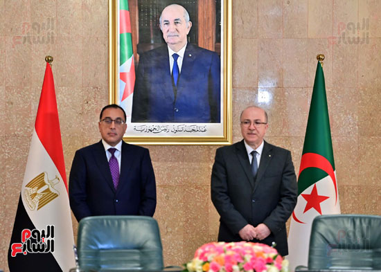 مصطفى مدبولى والوزير الأول الجزائرى يشهدان مراسم توقيع عدد من الوثائق (1)