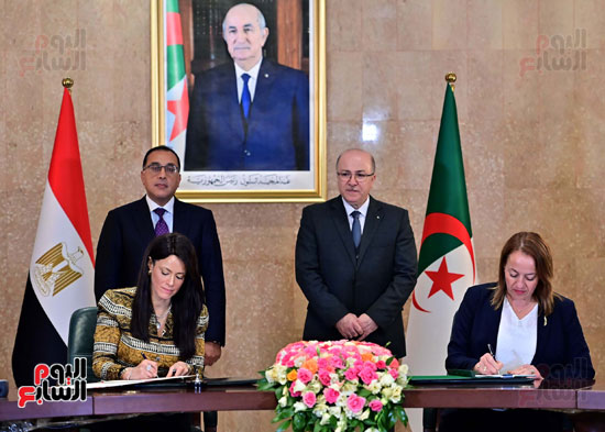 مصطفى مدبولى والوزير الأول الجزائرى يشهدان مراسم توقيع عدد من الوثائق (9)
