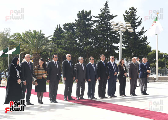 رئيس الوزراء يزور مقام الشهيد بالجزائر ويضع إكليلا من الزهور على النصب التذكاري (10)