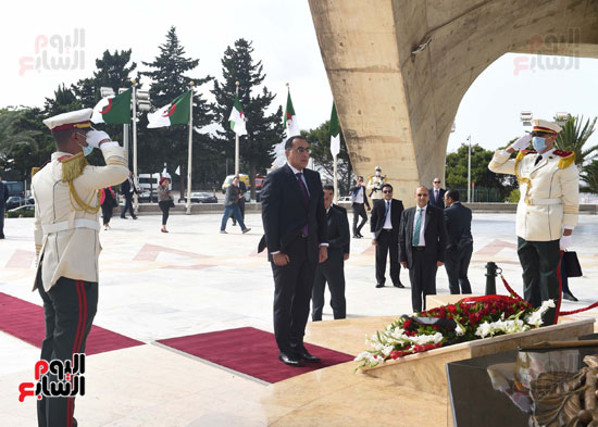 رئيس الوزراء يزور مقام الشهيد بالجزائر ويضع إكليلا من الزهور على النصب التذكاري (8)