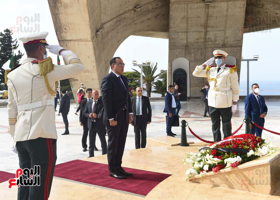 رئيس الوزراء يزور مقام الشهيد بالجزائر ويضع إكليلا من الزهور على النصب التذكاري (9)
