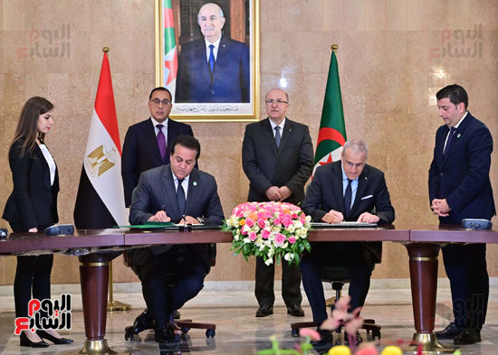 مصطفى مدبولى والوزير الأول الجزائرى يشهدان مراسم توقيع عدد من الوثائق (10)