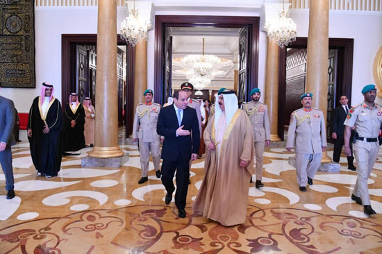 ملك البحرين يستقبل الرئيس السيسى (5)