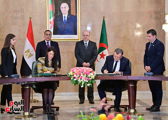 مصطفى مدبولى والوزير الأول الجزائرى يشهدان مراسم توقيع عدد من الوثائق (7)