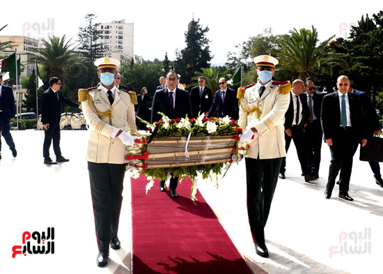 رئيس الوزراء يزور مقام الشهيد بالجزائر ويضع إكليلا من الزهور على النصب التذكاري (2)