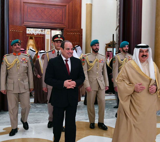 ملك البحرين يستقبل الرئيس السيسى (2)