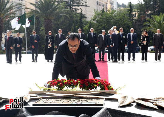 رئيس الوزراء يزور مقام الشهيد بالجزائر ويضع إكليلا من الزهور على النصب التذكاري (7)
