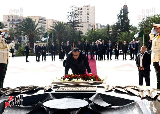 رئيس الوزراء يزور مقام الشهيد بالجزائر ويضع إكليلا من الزهور على النصب التذكاري (6)