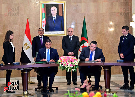 مصطفى مدبولى والوزير الأول الجزائرى يشهدان مراسم توقيع عدد من الوثائق (18)