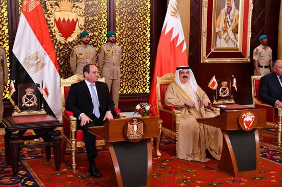 ملك البحرين يستقبل الرئيس السيسى (3)