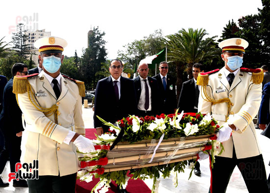 رئيس الوزراء يزور مقام الشهيد بالجزائر ويضع إكليلا من الزهور على النصب التذكاري (1)
