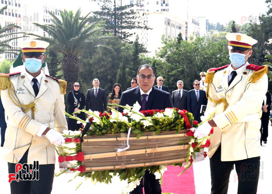 رئيس الوزراء يزور مقام الشهيد بالجزائر ويضع إكليلا من الزهور على النصب التذكاري (4)