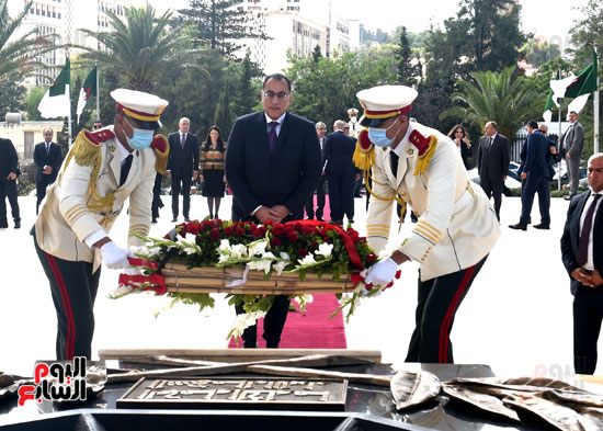 رئيس الوزراء يزور مقام الشهيد بالجزائر ويضع إكليلا من الزهور على النصب التذكاري (5)