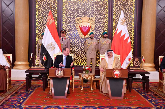 ملك البحرين يستقبل الرئيس السيسى (6)