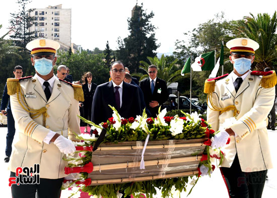 رئيس الوزراء يزور مقام الشهيد بالجزائر ويضع إكليلا من الزهور على النصب التذكاري (3)