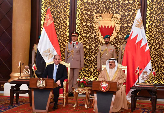 ملك البحرين يستقبل الرئيس السيسى (7)