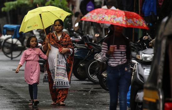 استخدام مظلات لحماية أنفسهم من الأمطار