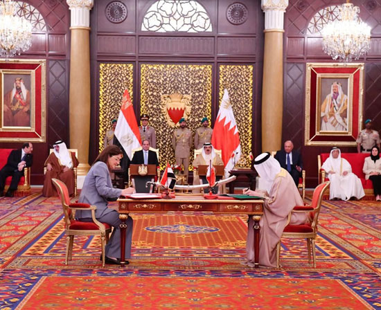 ملك البحرين يستقبل الرئيس السيسى (9)
