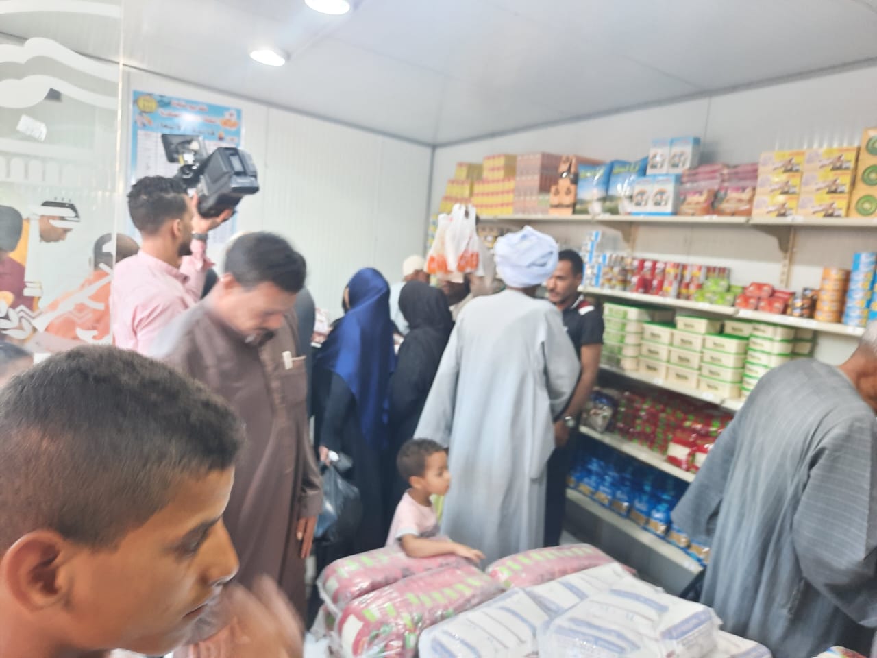 محافظة أسوان تفتتح منفذين للسلع الأساسية بمدينة إدفو (3)