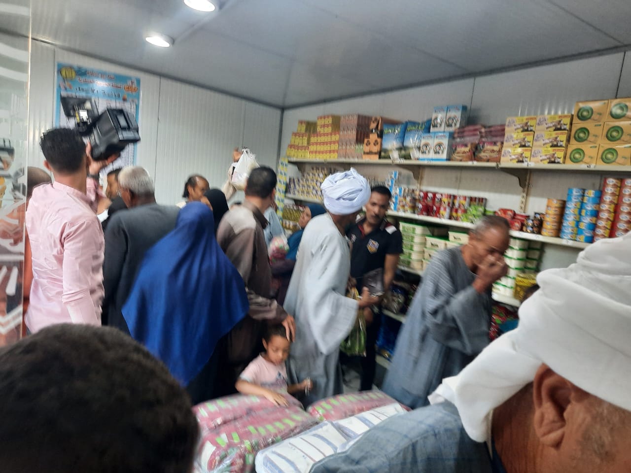 محافظة أسوان تفتتح منفذين للسلع الأساسية بمدينة إدفو (2)