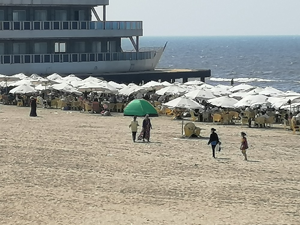 الآلاف على شاطئ بورسعيد