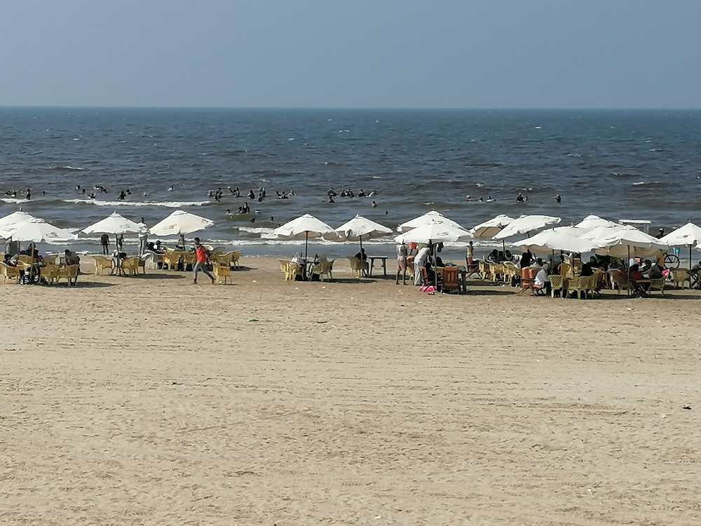 جانب من ممارسة السباحة والاقبال على شاطئ بورسعيد