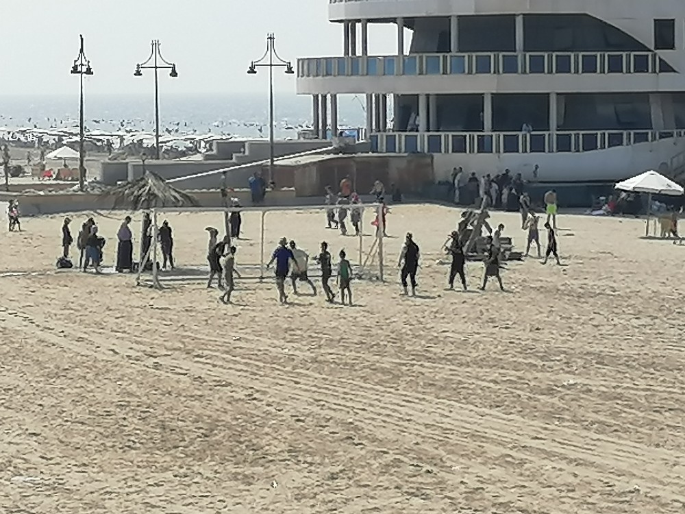 لعب كرة القدم على الشاطئ