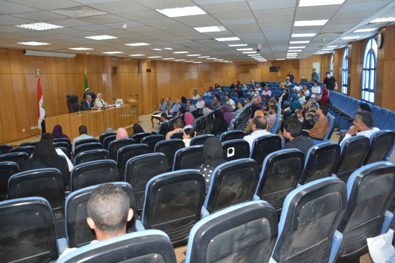 محافظ المنيا يسلم مشروعات تنموية للشباب (2)