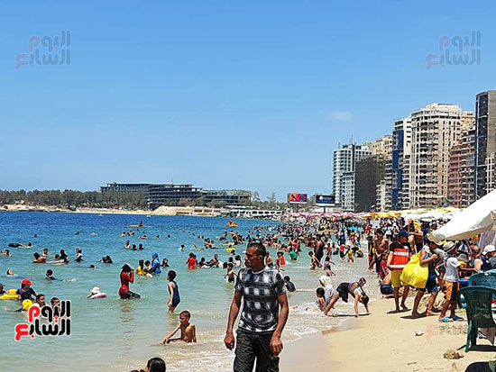 إقبال-الآلاف-على-الشواطئ-المجانية-فى-الإسكندرية-(6)