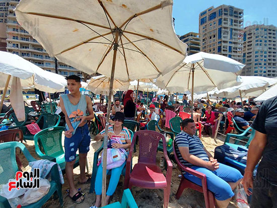 إقبال-الآلاف-على-الشواطئ-المجانية-فى-الإسكندرية-(3)