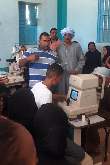 شباب أطباء قنا يجوبون قرى مدينة قوص للكشف على مرضى العيون بالمجان