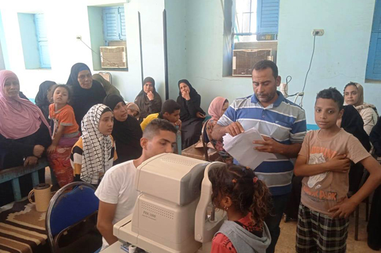 شباب أطباء قنا يجوبون قرى مدينة قوص للكشف على مرضى العيون بالمجان (2)