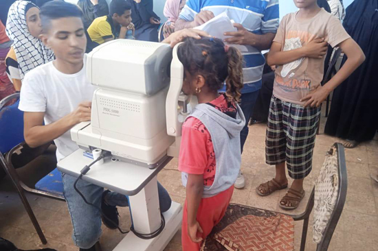 شباب أطباء قنا يجوبون قرى مدينة قوص للكشف على مرضى العيون بالمجان (3)